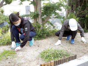 ダイソー女子駅伝部 地域の清掃作業に汗 東広島デジタル 東広島での生活をより豊かに より楽しくする地域情報サイト