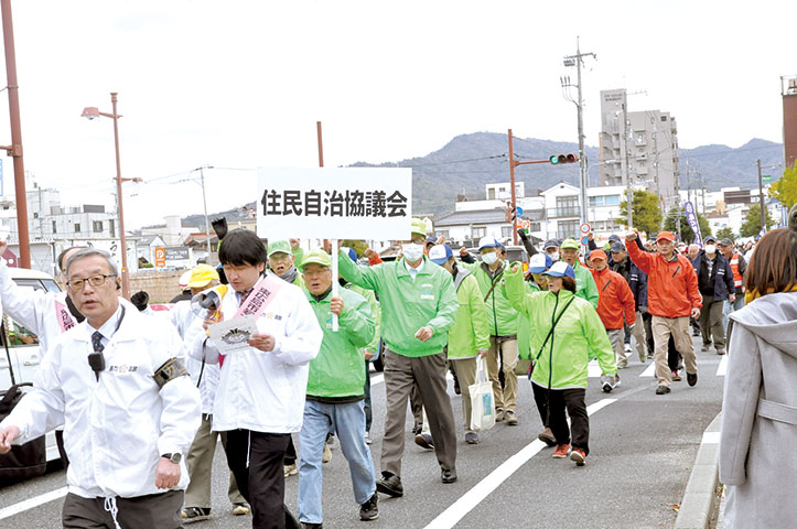 東日広島市民ら1900人がパレード