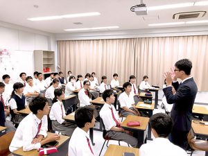 シンガポールの大学生と交流 近大東広島の高校生 東広島デジタル 東広島での生活をより豊かに より楽しくする地域情報サイト