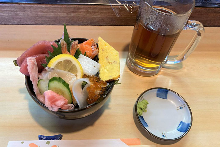 知る人ぞ知る 安芸津にある いろは寿司 の 海鮮丼 を食べてみた 東広島デジタル 東広島での生活をより豊かに より楽しくする地域情報サイト