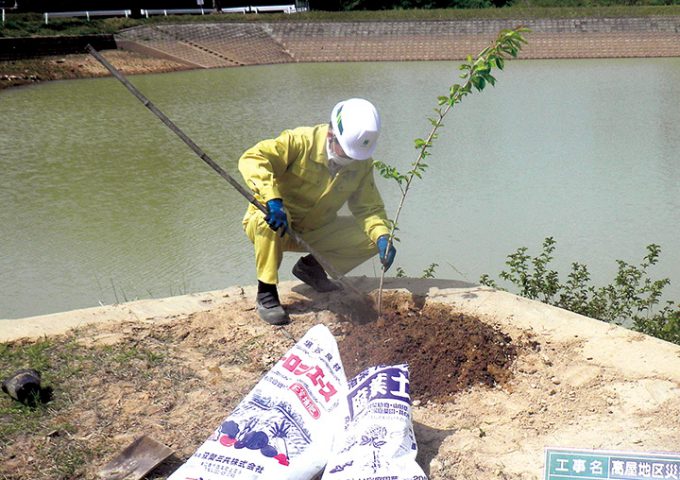 ソメイヨシノの苗木を植樹する従業員（提供写真）