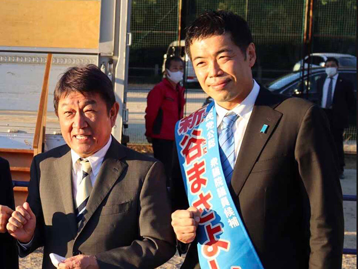 茂木敏充自民党幹事長（左）と新谷副幹事長