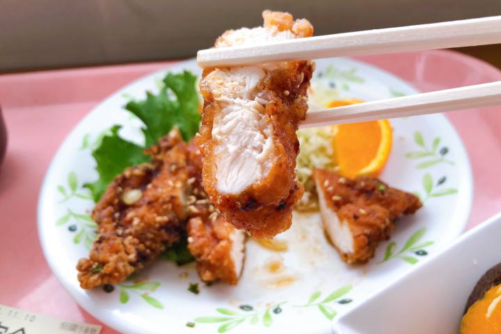 東広島庁舎食堂の油淋鶏を食べる写真