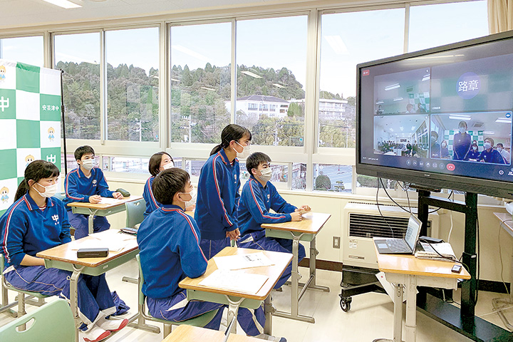 カメラに向かい東広島の歴史や学校での取り組みを紹介する安芸津中の生徒