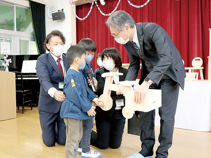 園児に木製おもちゃを手渡す多田副市長