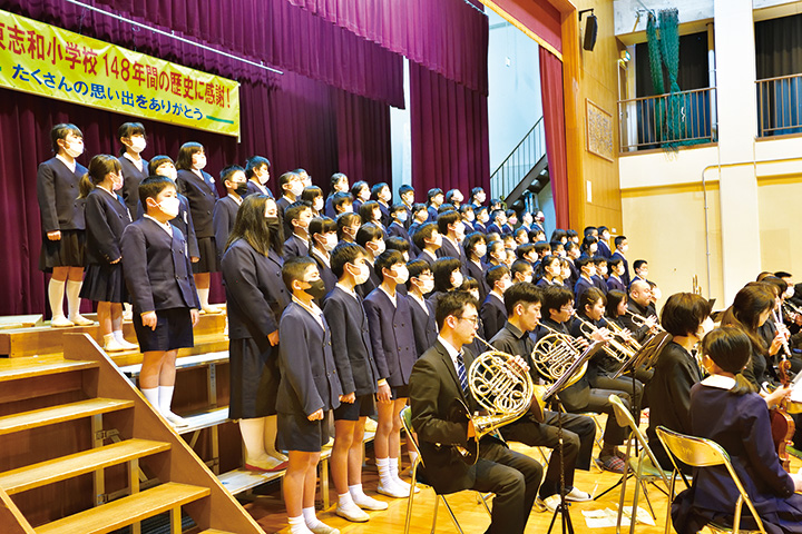 東志和小「音でつむぐ感謝の思いwithオーケストラ」では児童5、6年生の弦楽器とオーケストラALL東広島との合奏、「歌でつむぐ感謝の思いwithオーケストラ」ではコーラスメドレーがあった