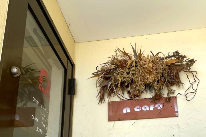 ncafeエヌカフェの看板と入口