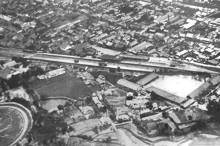 昭和初期頃の絵葉書 中央に西条駅、右下が西条小学校、左下は御建馬場（現・御建球場）
