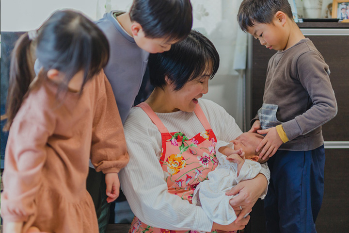 「一人でも多くの妊婦のサポートを」と助産院を開業する入江さん（中央）