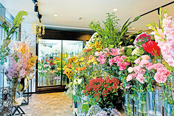 季節ごとにさまざまな種類の花が並ぶ店内