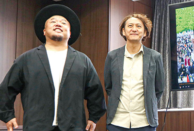 映像作家の時川英之さん（右）とシンガーソングライターのHIPPYさん（左）