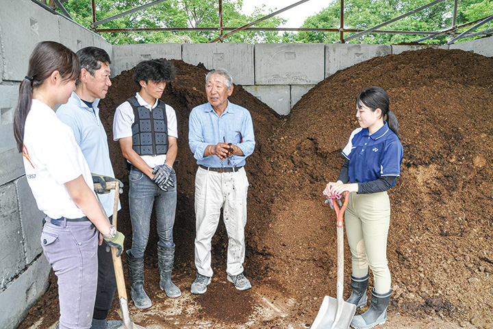 発酵した馬ふん堆肥を前に思いを語る広島大馬術部員たち。左から2人目が木内監督、4人目が笠置洋二総監督