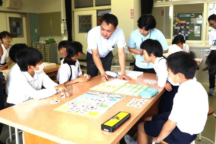 吉川小が武田中・高と連携ゲームでSDGsを学ぶ