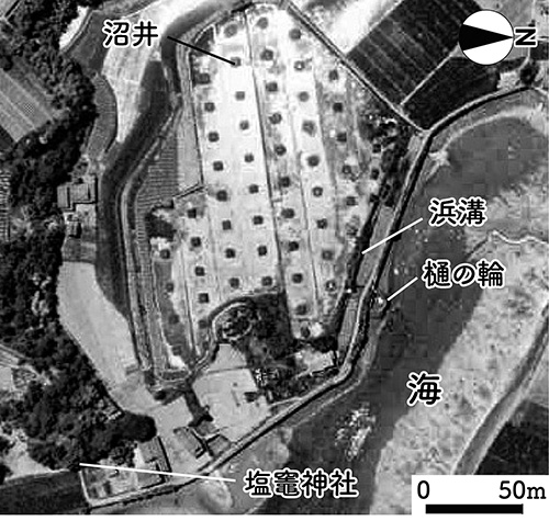 図4 昭和37（1962）年撮影の二馬手塩田の空中写真。国土地理院撮影。塩田に規則正しく配置された沼井の列が認められる