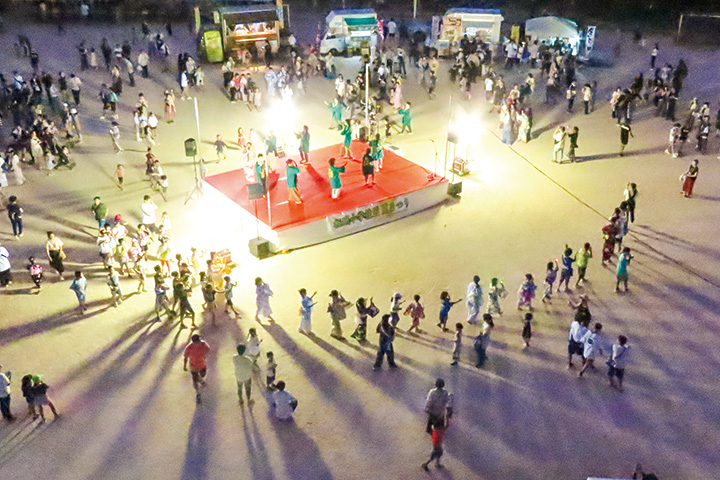 影も回る板城の夏祭り