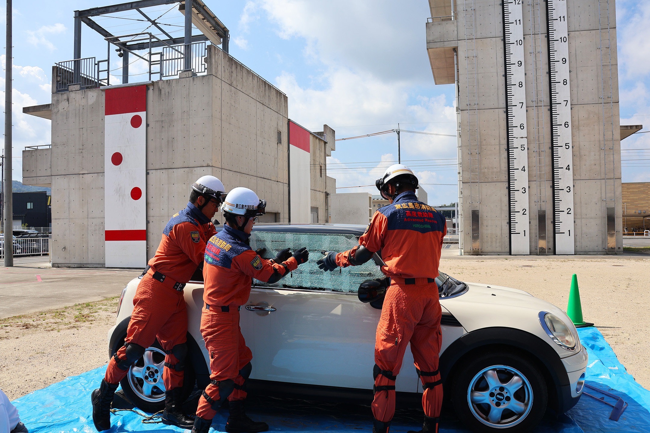 トヨタユーゼックＴＡＡ広島会場が東広島市消防局に廃車を提供　東広島消防署で高度救助隊による救助訓練が行われた