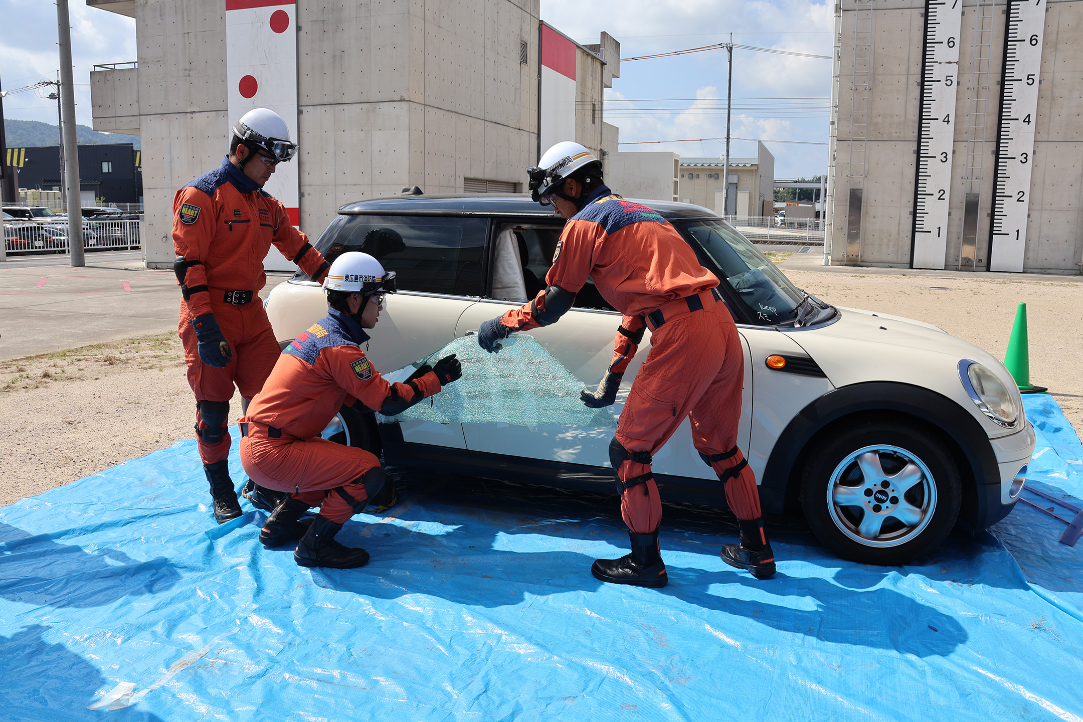 トヨタユーゼックＴＡＡ広島会場が東広島市消防局に廃車を提供　東広島消防署で高度救助隊による救助訓練が行われた