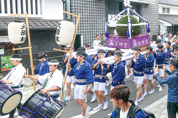 みこしや行列を見るなら12日　神事や神輿