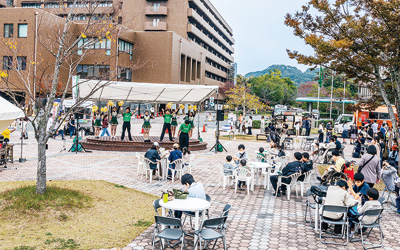 迎える広場ステージ（北1コープショップ・食堂前広場）