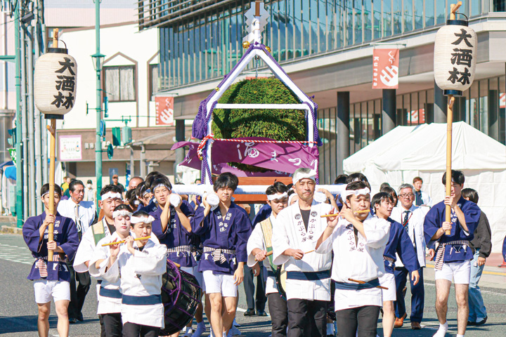 杉玉を載せた大酒林神輿行列