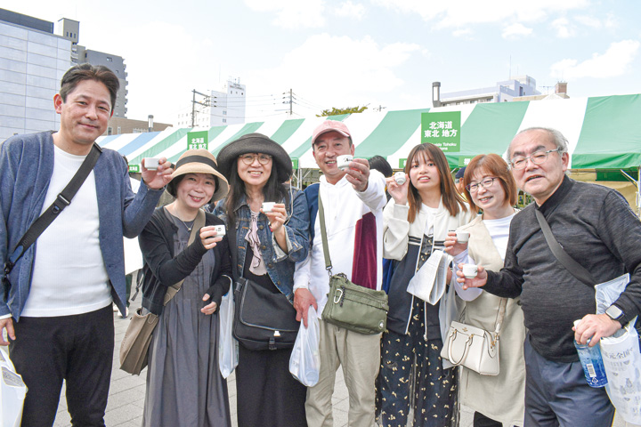 酒ひろばで全国各地の日本酒を楽しむ来場者たち