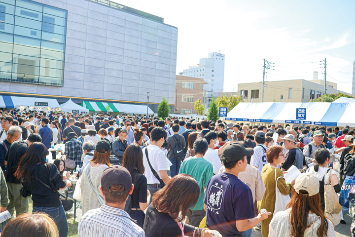 市立美術館前が会場となった酒ひろば