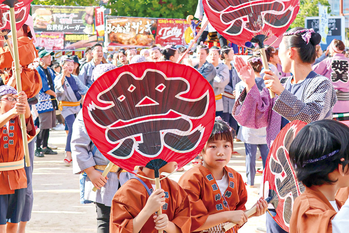 子どもが盛り上げる酒みだればやし