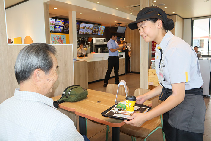 松賀中生徒がマクドナルドで職業体験＿接客