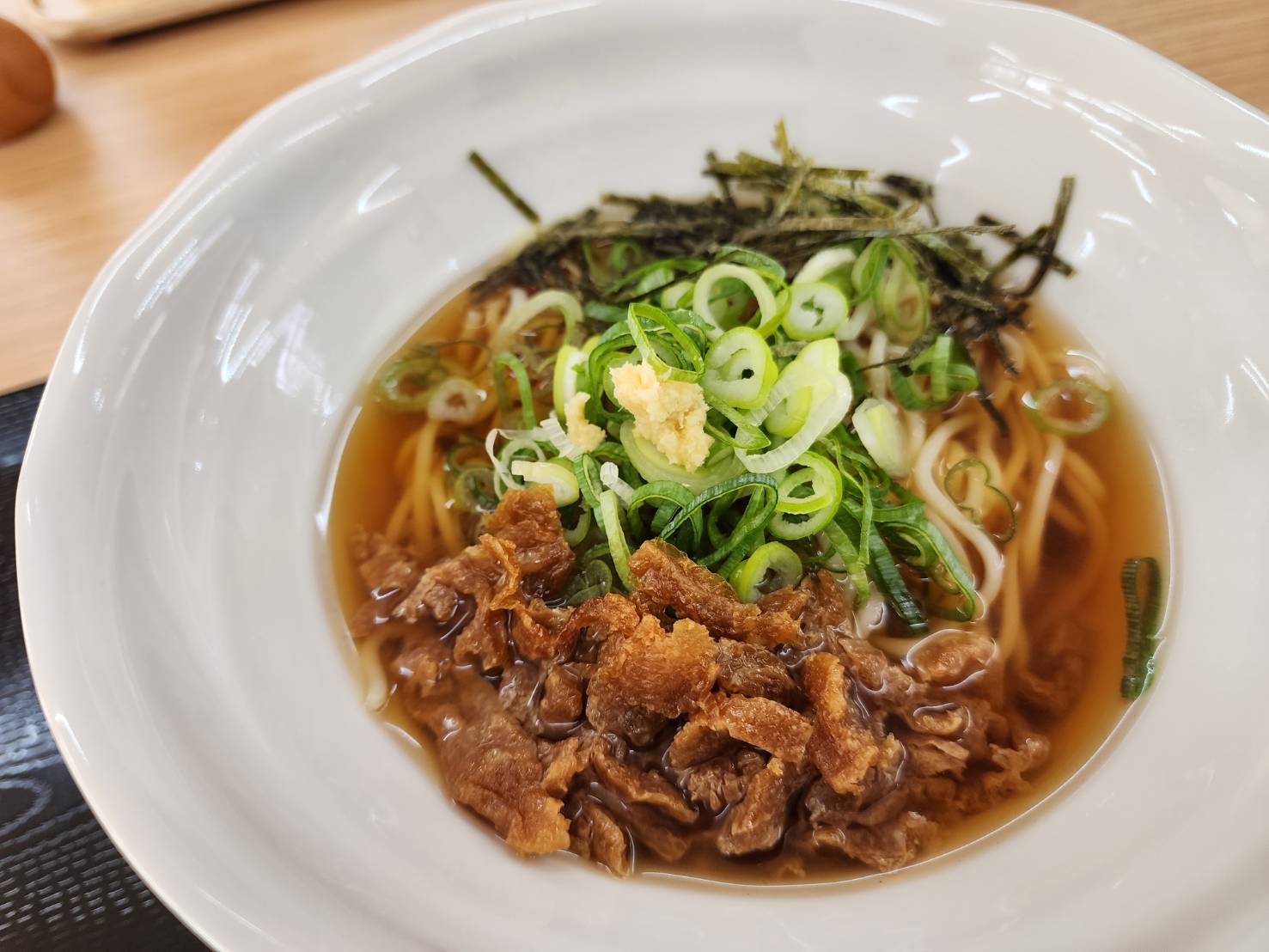 呉名物細うどんの冷やしぶっかけうどんのアップ