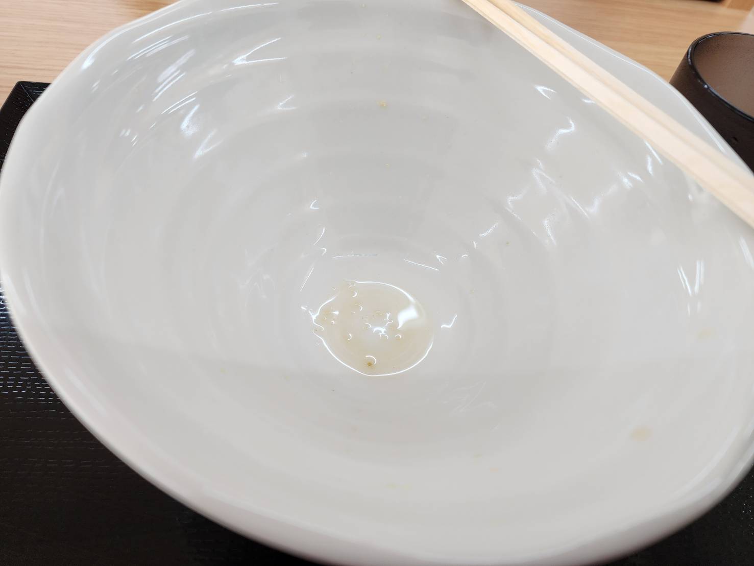 呉名物細うどんの冷やしぶっかけうどんをきれいに食べた空のどんぶりのアップ