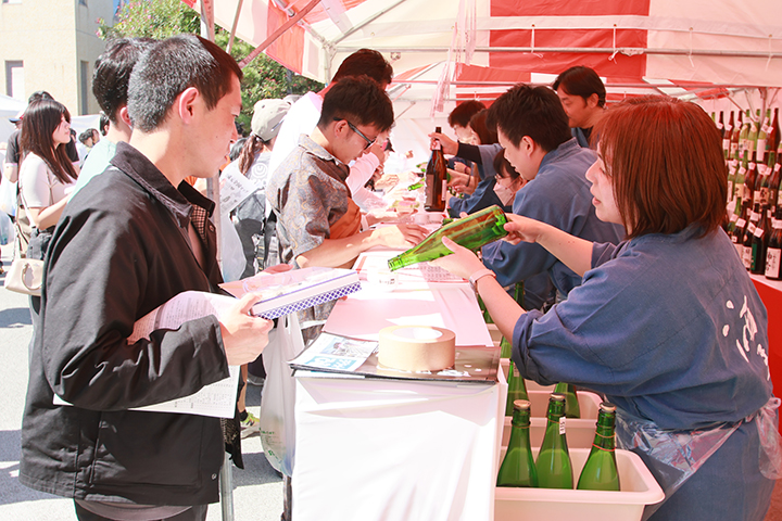 酒ひろばで日本酒を注ぐ様子