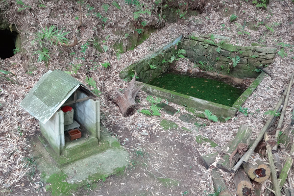 地点⑤ 共用井戸（城川）とお大師さまの祠