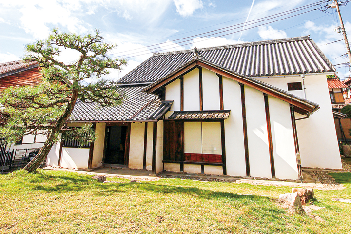 建物の裏。建物手前の門や窓、壁や屋根は増築した部分で角屋（つのや）と呼ばれる