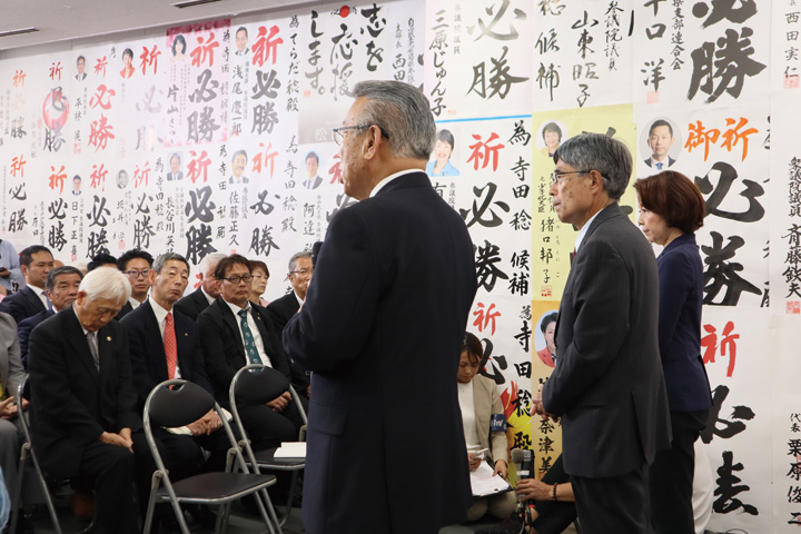 小選挙区で敗れ、支持者に頭を下げる寺田氏