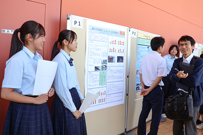 西農高校生徒の研究成果を熱心に聞く参加者