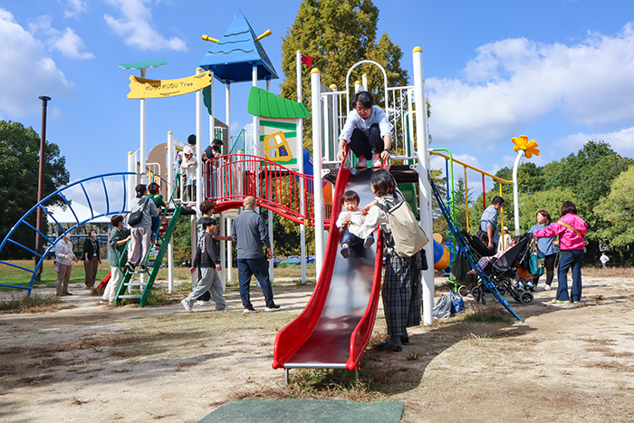 笑顔で公園遊びを楽しむ子どもと家族ら