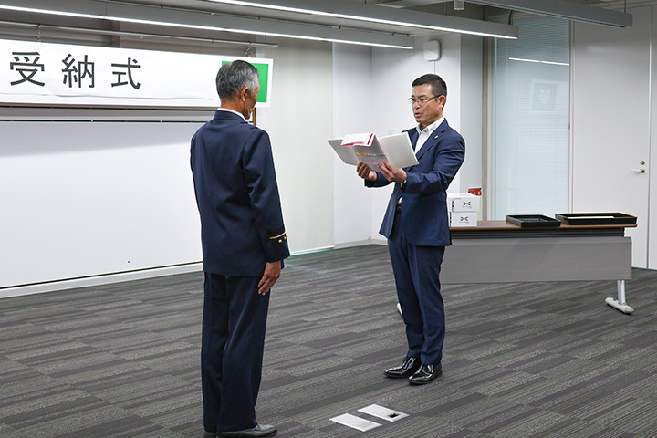 藤野署長（左）に目録を贈呈する狩野社長