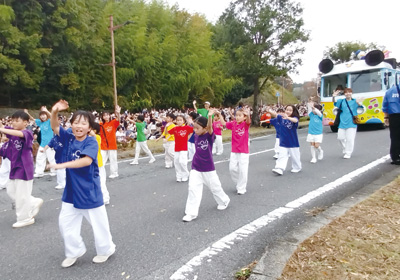 TDRスペシャルパレードに参加し「ジャンボリミッキー！」の曲に合わせて踊る地元の小学生ら