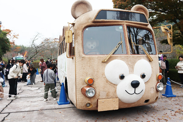 鏡山公園内の中央園地エリアに展示されたダッフィーバス