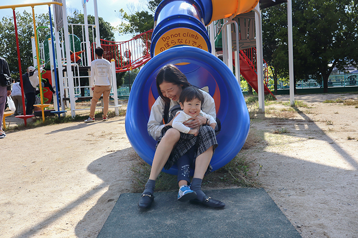 笑顔で公園遊びを楽しむ子どもと家族ら