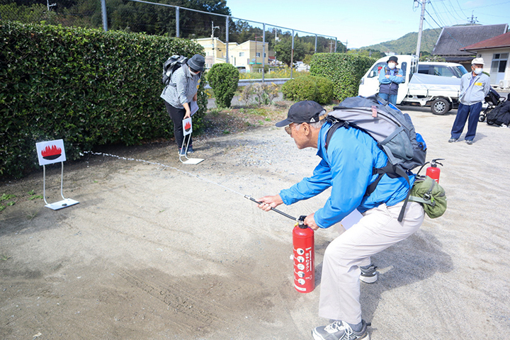 消火器訓練を行う参加者ら