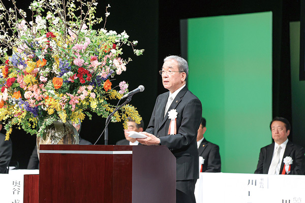 50周年式典であいさつする高垣広徳市長