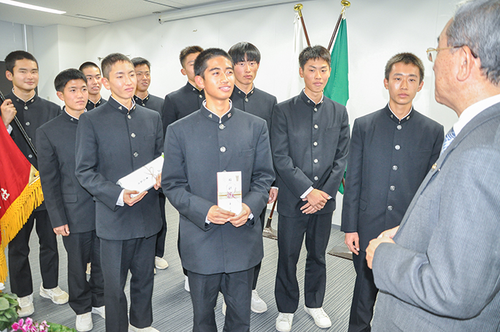 高垣市長(写真右)から激励を受ける西条農の選手