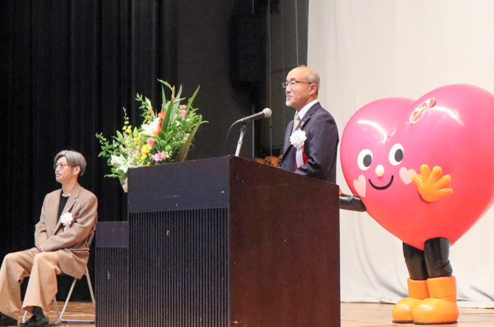 「ウェルビーイング（幸福感）な生活を」とあいさつする冨永会長