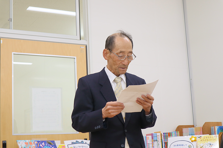 「読書の幅を広げてほしい」とあいさつする小早川理事長