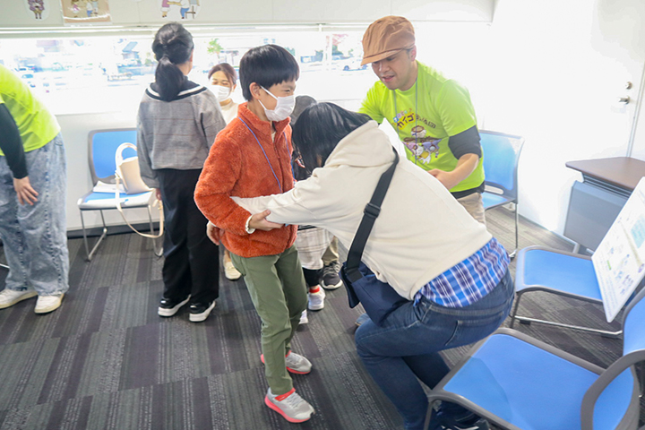 立ち上がり介助の体験をする参加者