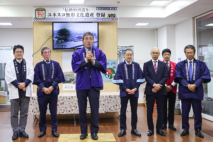 西条酒造協会島治正会長（左から3番目）の閉会あいさつ