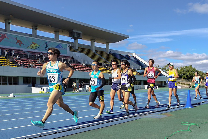 東広島運動公園陸上競技場で健脚を競う出場者