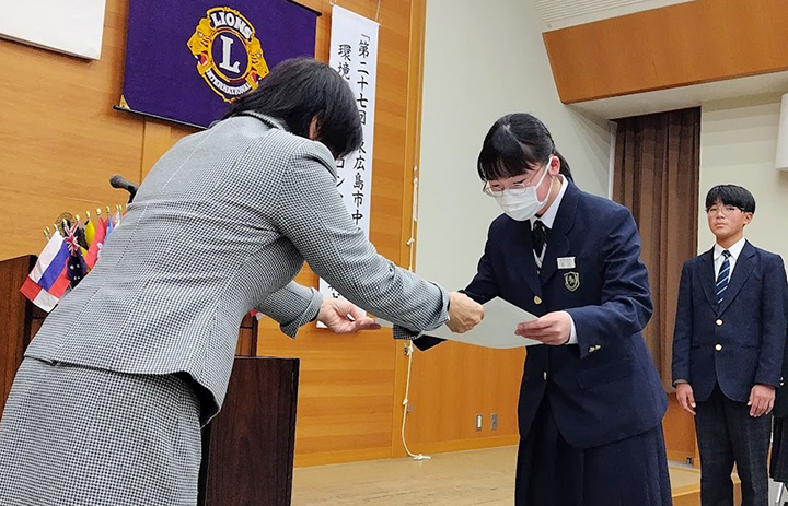 島崎会長（左）から表彰状を受け取る生徒