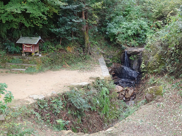 地点③　瀧の谷馬頭神社と小さい滝 